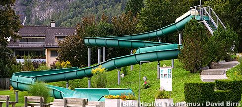 Das Schwimmbad Meiringen hat eine 68m lange Rutschbahn.