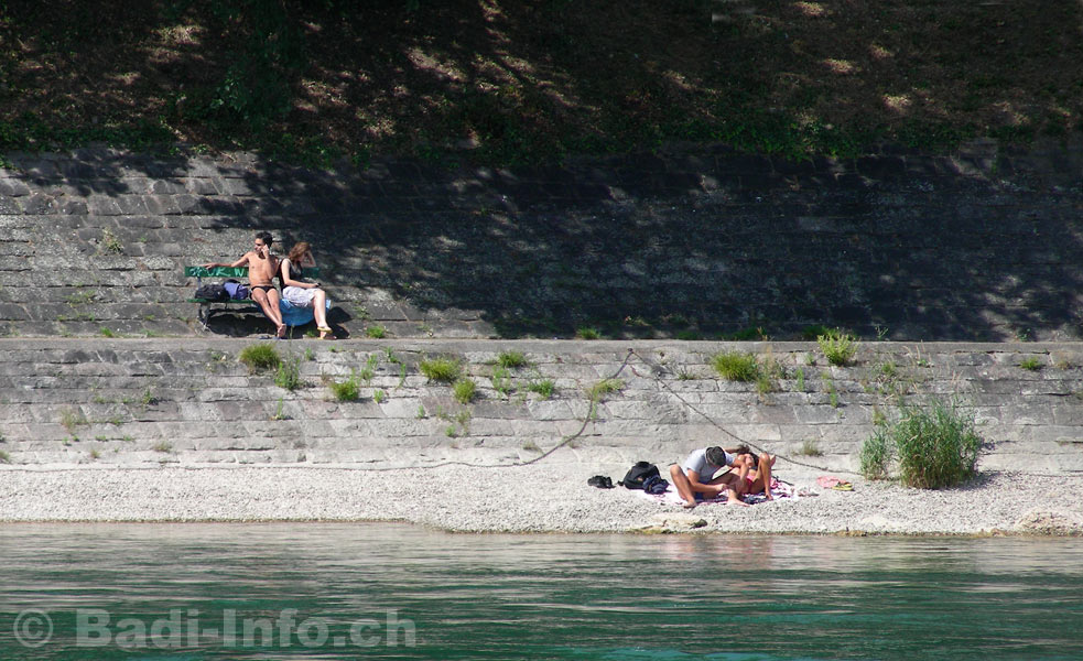 Badegäste am Rhein Basel