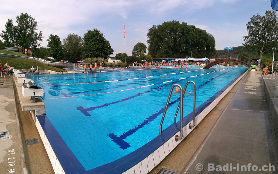 Schwimmen in Freibad Grafstal