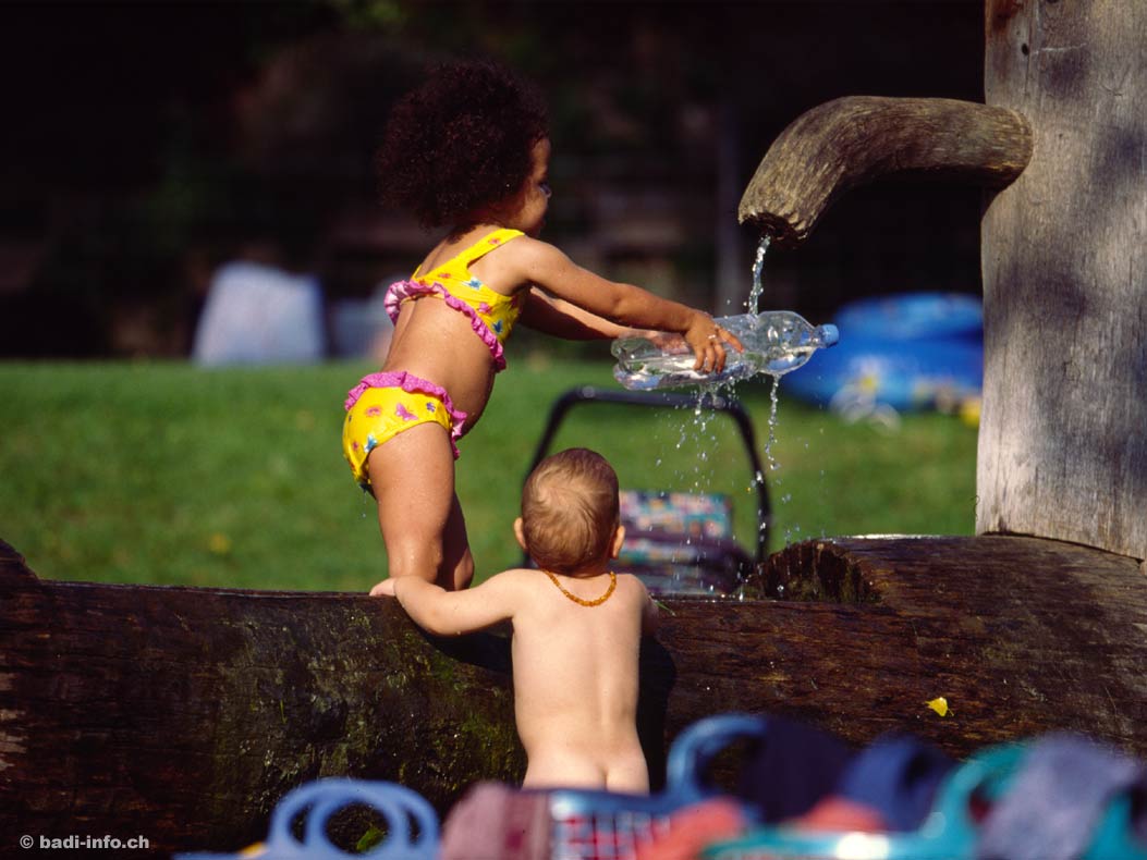 Kinder Planschen im Brunnen